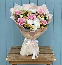 Букет цветов из:  Гвоздики, Орхидеи и Розы в Репьевке