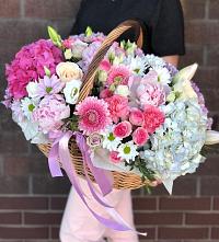 Цветочная композиция из Розы, Хризантемы, Пионы и Лизиантусы в корзине в Репьевке