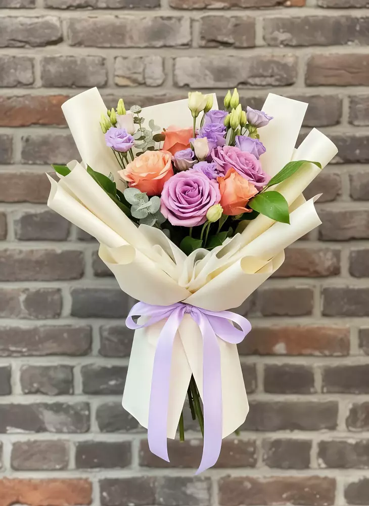 Букет цветов из: Лизиантусы и Розы в Репьевке