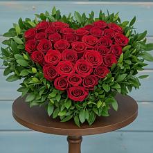 Цветочная композиция из Розы в виде сердца в Репьевке