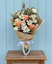 Букет цветов из:  Альстромерии, Лизиантусы, Розы и Хризантемы в Репьевке