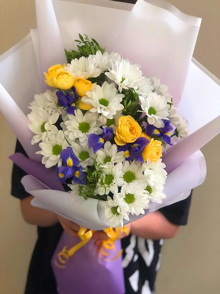 Букет цветов из: Ирисы, Хризантемы и Розы в Репьевке