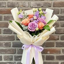 Букет цветов из:  Лизиантусы и Розы в Репьевке