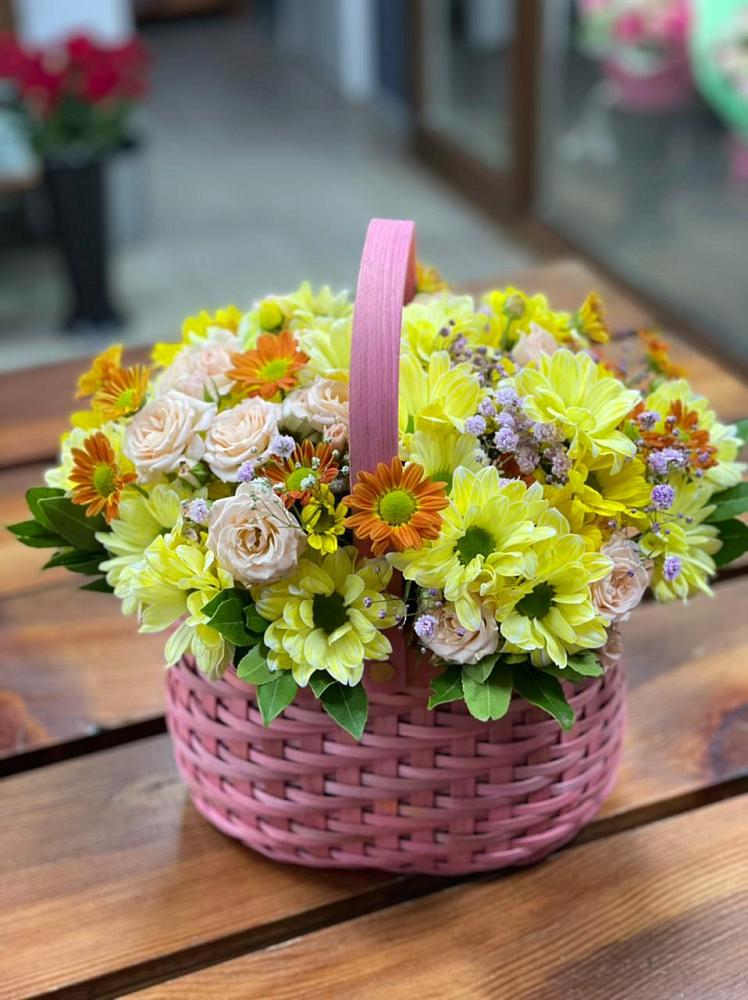 Цветочная композиция из Хризантемы и Розы в корзине в Репьевке
