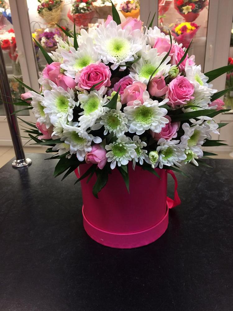 Цветочная композиция из Розы и Хризантемы в шляпной коробке в Репьевке