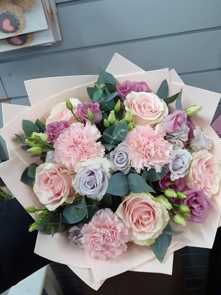 Букет цветов из: Розы, Гвоздики и Лизиантусы в Репьевке