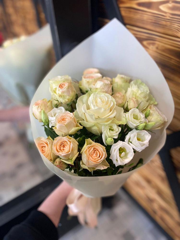 Букет цветов из: Розы и Лизиантусы в Репьевке